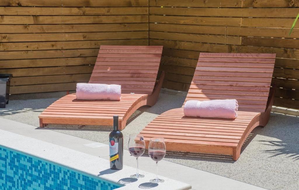 Bazén v ubytování Apartment in Pakoštane with pool access, terrace, air conditioning, Wi-Fi, 3548-1 nebo v jeho okolí