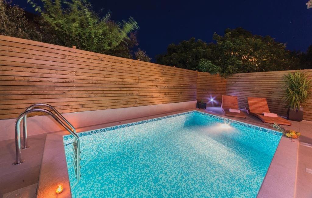 Bazén v ubytování Apartment in Pakoštane with pool access, terrace, air conditioning, Wi-Fi, 3548-1 nebo v jeho okolí