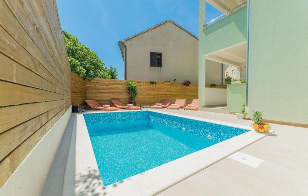 Bazén v ubytování Apartment in Pakoštane with pool access, terrace, air conditioning, Wi-Fi, 3548-1 nebo v jeho okolí