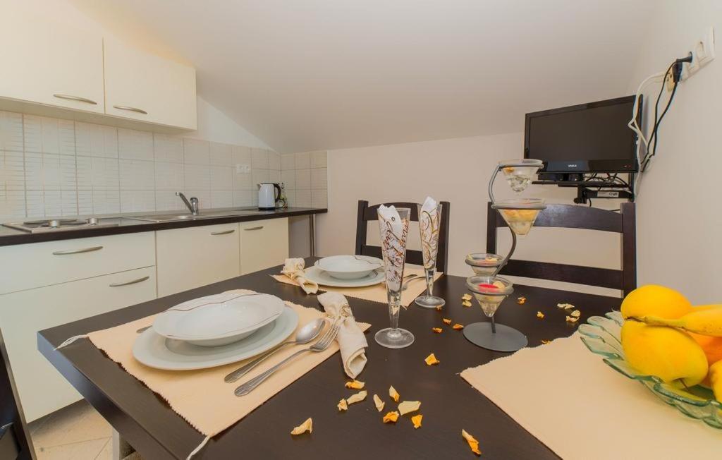Kuchyň nebo kuchyňský kout v ubytování Apartment in Pakoštane with pool access, terrace, air conditioning, Wi-Fi, 3548-1