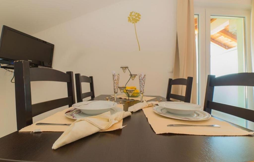 TV a/nebo společenská místnost v ubytování Apartment in Pakoštane with pool access, terrace, air conditioning, Wi-Fi, 3548-1