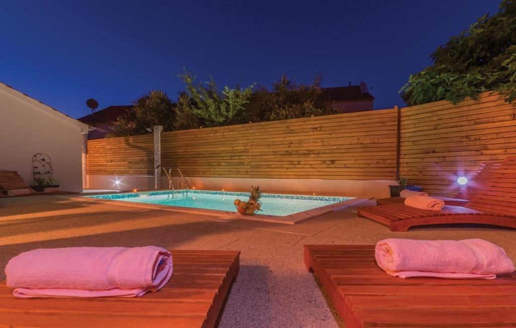Bazén v ubytování Apartment in Pakoštane with pool access, terrace, air conditioning, Wi-Fi, 3548-1 nebo v jeho okolí