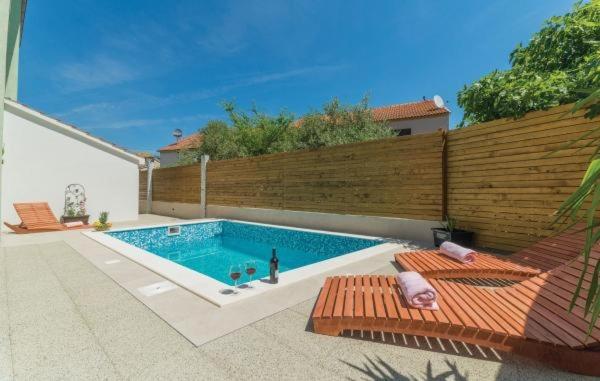 Bazén v ubytování Apartment in Pakoštane with pool access, terrace, air conditioning, Wi-Fi, 3548-1 nebo v jeho okolí