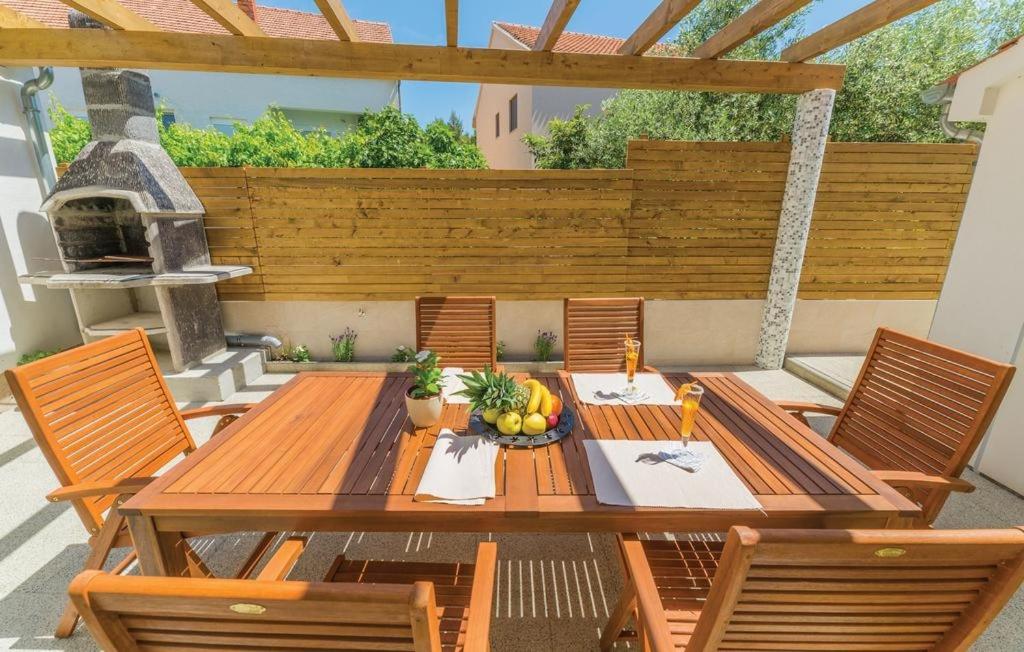 Patio nebo venkovní prostory v ubytování Apartment in Pakoštane with pool access, terrace, air conditioning, Wi-Fi, 3548-1