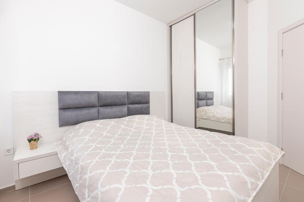 Uma cama ou camas num quarto em Apartments Stetonn