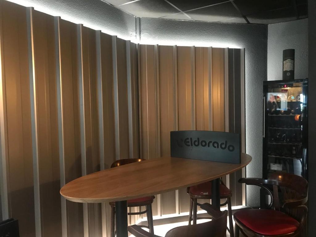 TV a/nebo společenská místnost v ubytování Fasthotel L'Eldorado
