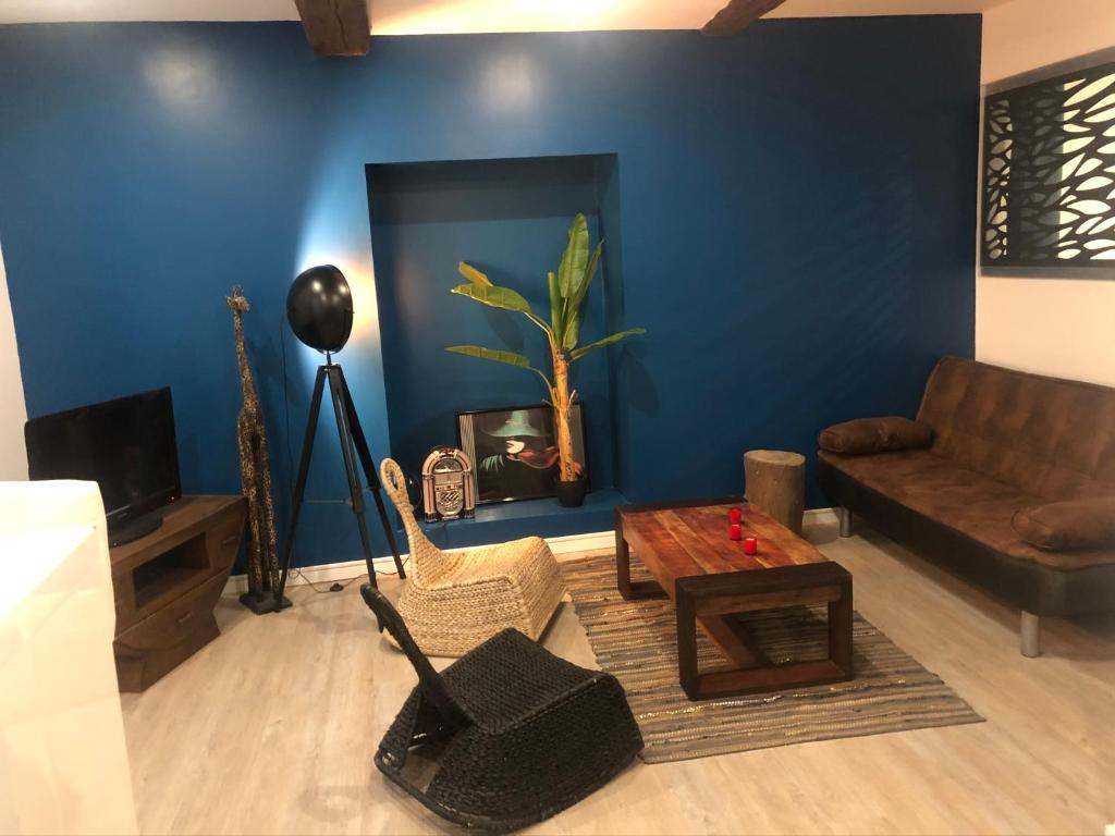 un salon avec un canapé et une table dans l'établissement Appartement Plein centre, à Narbonne