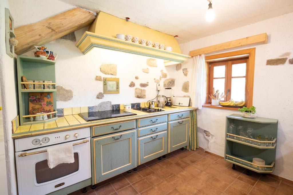 Il comprend une cuisine équipée d'une cuisinière et d'un évier. dans l'établissement Wild flower cottage in Trenta, à Trenta