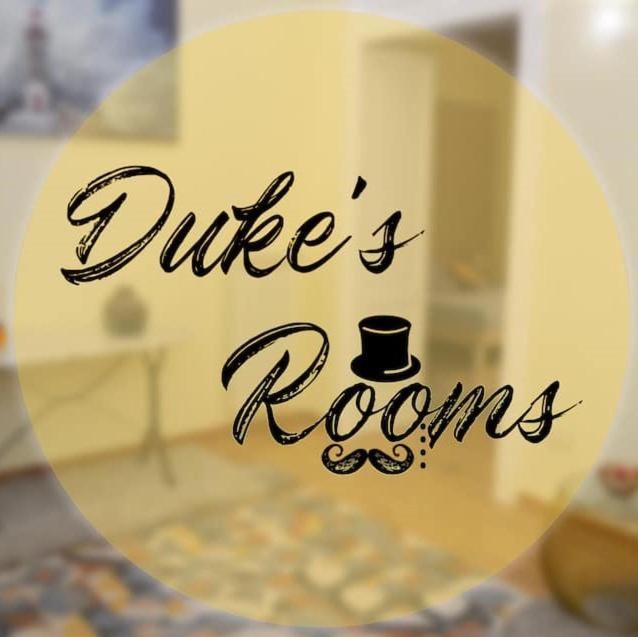 Ein Schild, auf dem steht: "Saft mit Zylinder." in der Unterkunft Duke's Rooms in Taranto