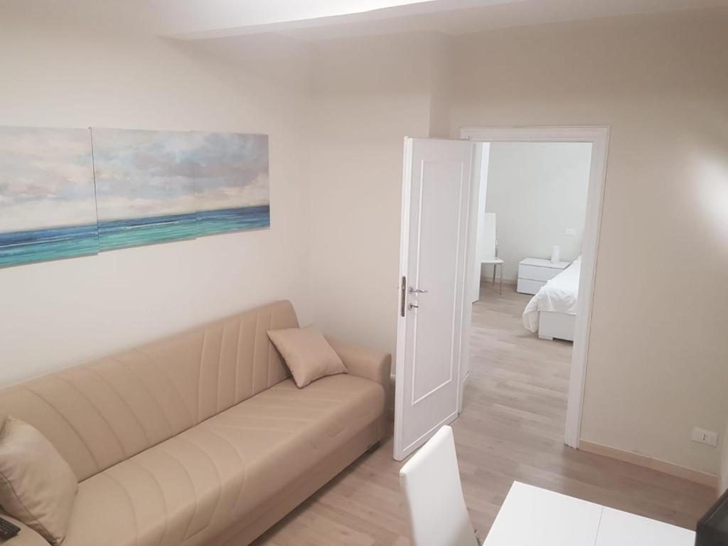 uma sala de estar com um sofá e uma pintura na parede em Trilocale nel centro di Sampierdarena em Gênova