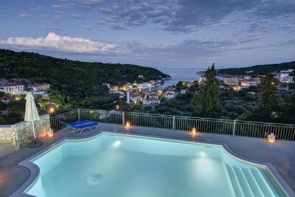 einen Pool auf dem Balkon eines Hauses mit Aussicht in der Unterkunft Likoudis Villas Suites ,on the Kioni,Ionian Islands Ithaca, in Kiónion