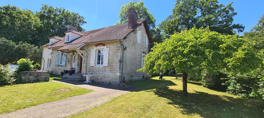 una vecchia casa con un albero di fronte di Maison tout confort avec jardin - CHANTILLY, SENLIS, PARC ASTERIX, PARIS CDG ad Avilly-Saint-Léonard