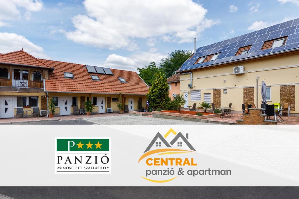 une photo d'un bâtiment doté de panneaux solaires dans l'établissement Central Panzió Gyula, à Gyula