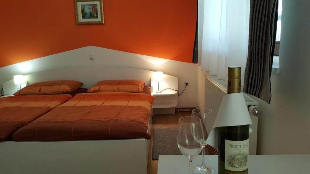 Postel nebo postele na pokoji v ubytování Room in Rakovica with terrace, air conditioning, WiFi 4371-5