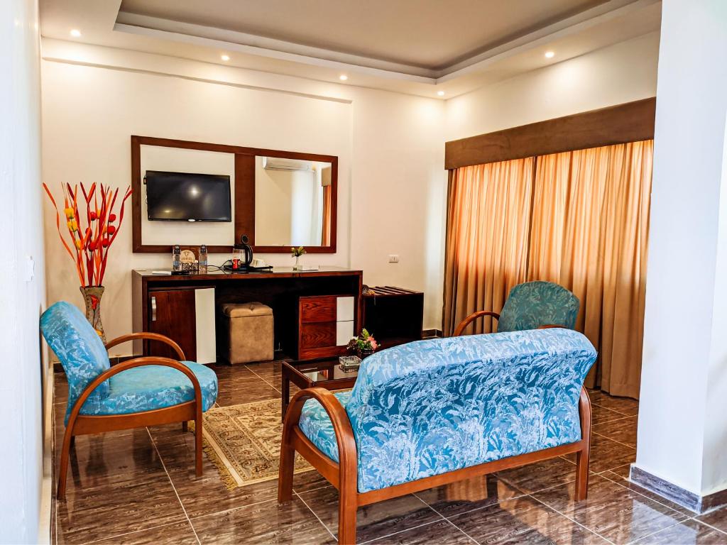 TV a/nebo společenská místnost v ubytování Jewel Matrouh Hotel