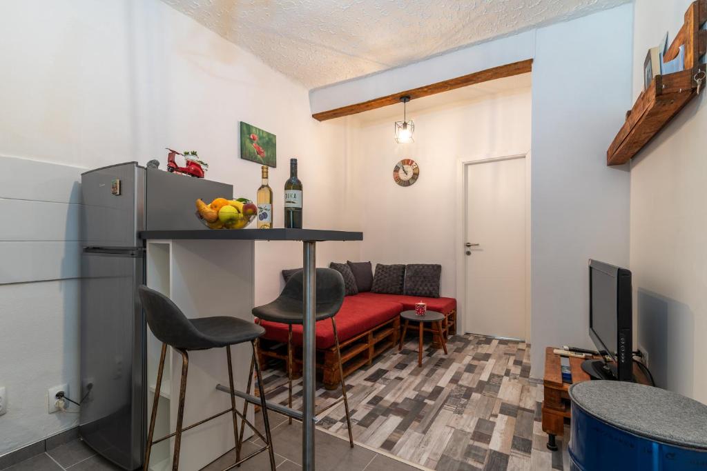 Televízia a/alebo spoločenská miestnosť v ubytovaní Studio Apartman Duje