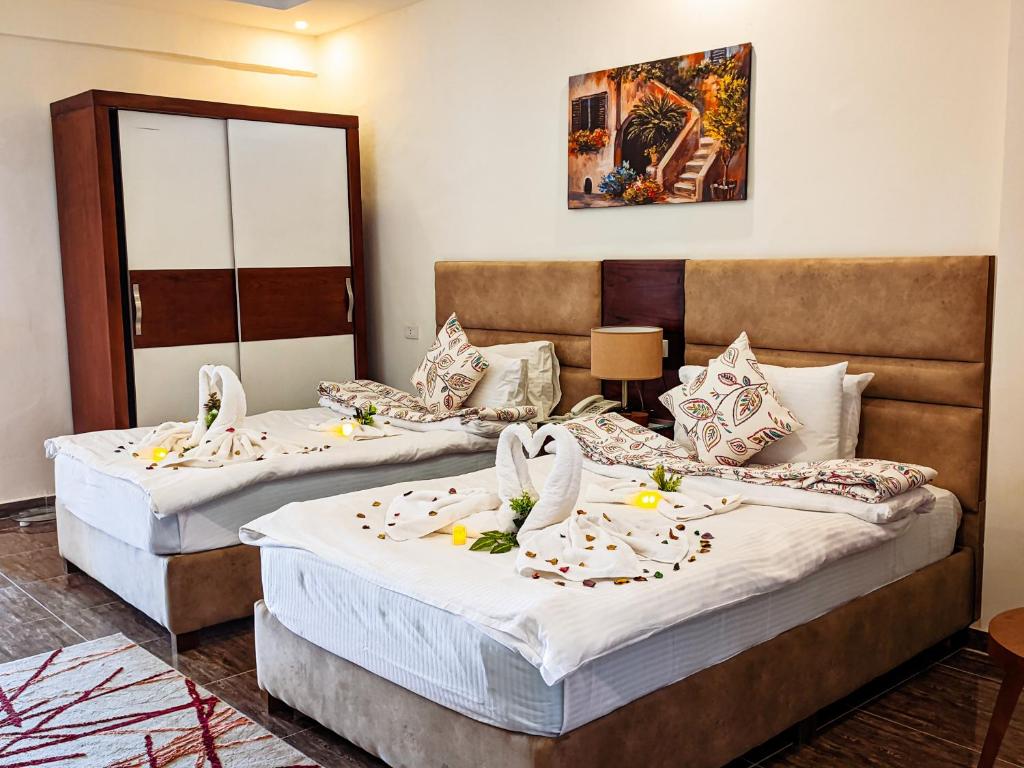 Postel nebo postele na pokoji v ubytování Jewel Matrouh Hotel