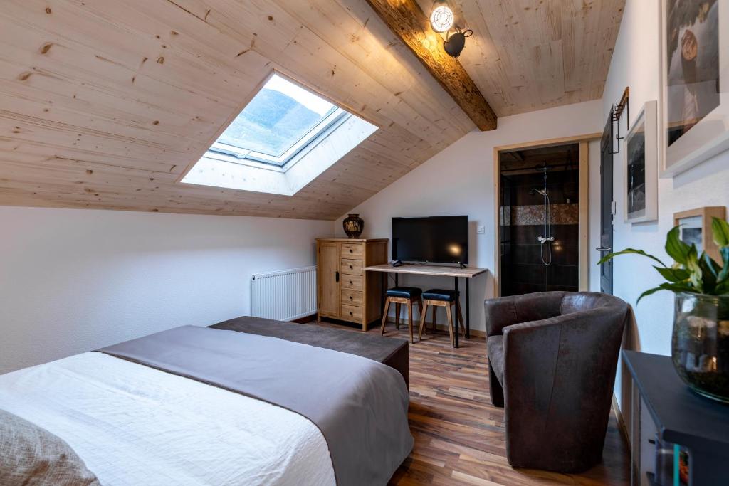 TV a/nebo společenská místnost v ubytování B&B Restaurant Le Pernollet