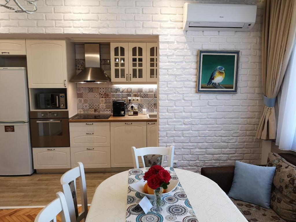 eine Küche mit einem Tisch und einer Blumenvase darauf in der Unterkunft Central Varna Apartment - Lets4Holiday in Warna
