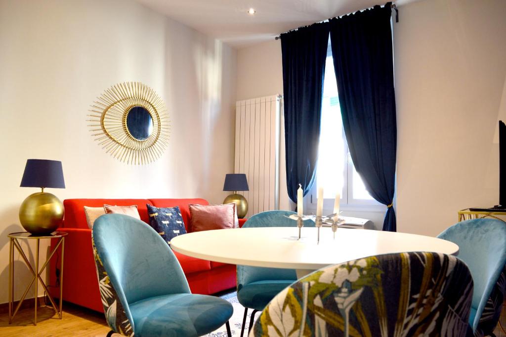 A seating area at Via Macci, 59 - Florence Charming Apartments - Stylish apartments in a vibrant neighborhood with so comfortable beds!