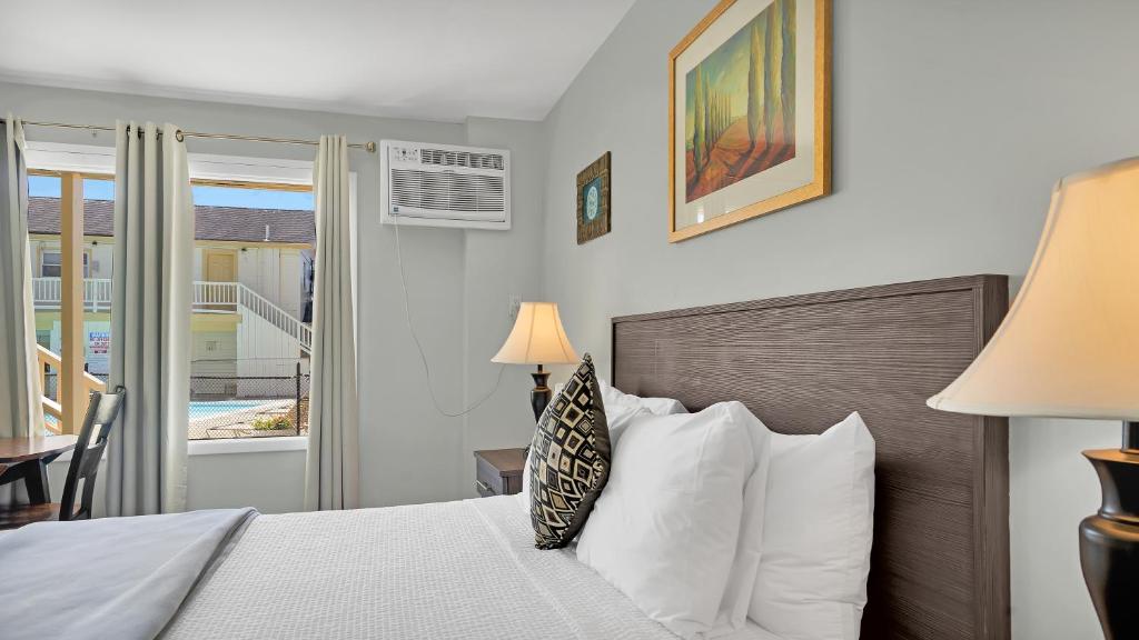 Postel nebo postele na pokoji v ubytování A Wave Inn - Montauk