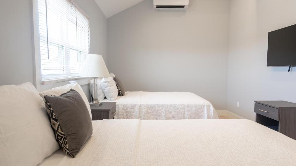 Postel nebo postele na pokoji v ubytování A Wave Inn - Montauk