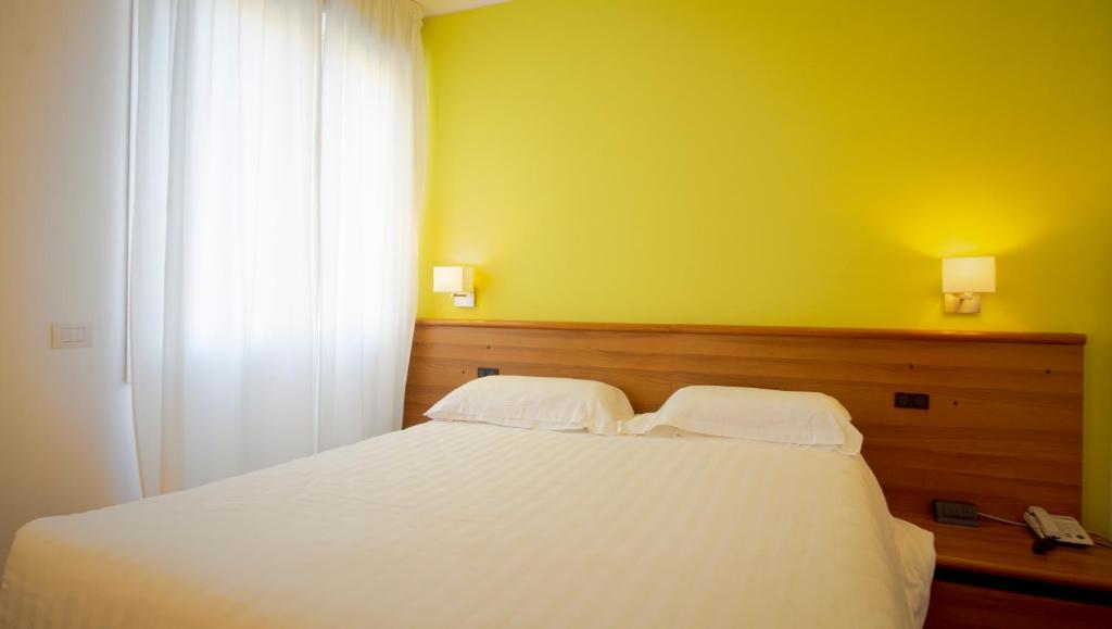 Llit o llits en una habitació de Mistral2 Hotel