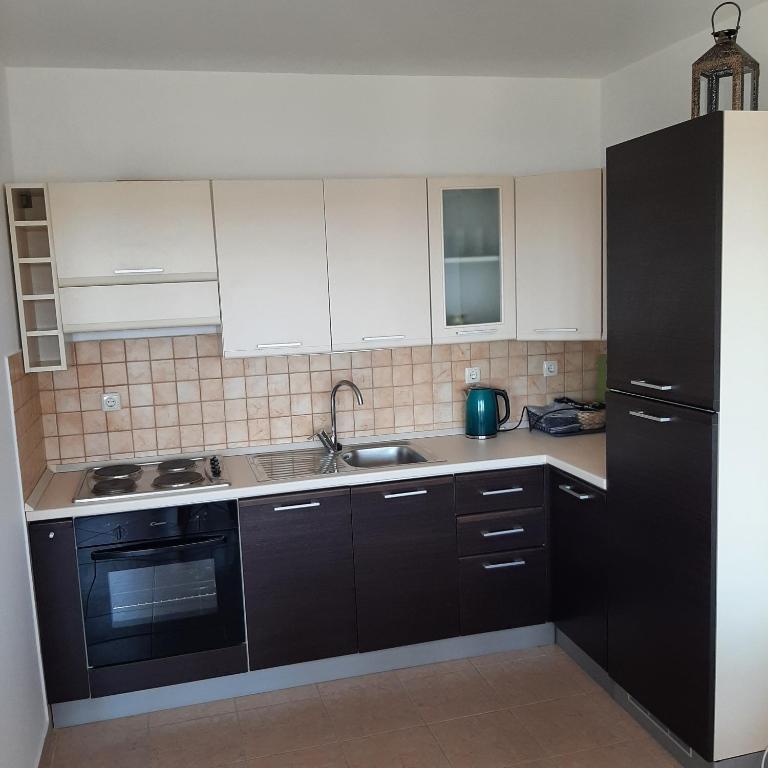 Kuchyň nebo kuchyňský kout v ubytování APARTMAN KAVALA