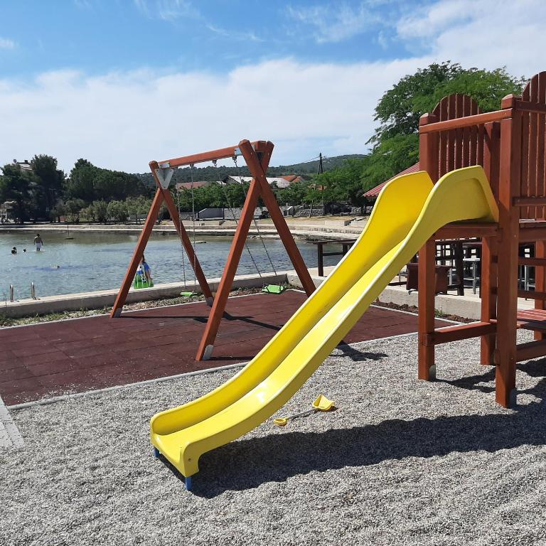 Herní místnost nebo prostor pro děti v ubytování APARTMAN KAVALA