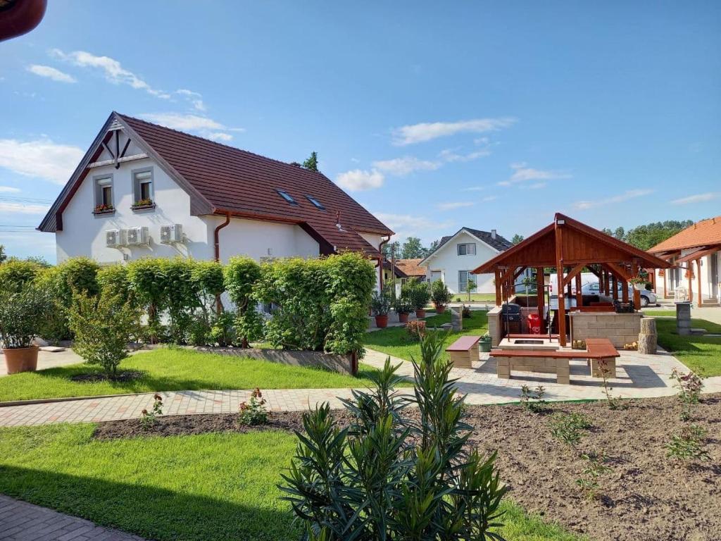 Vonkajšia záhrada v ubytovaní Kertész Apartmanok