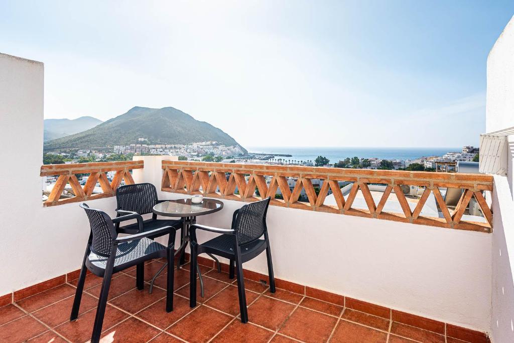 a balcony with chairs and a table and a view at Hostal El Dorado in San José