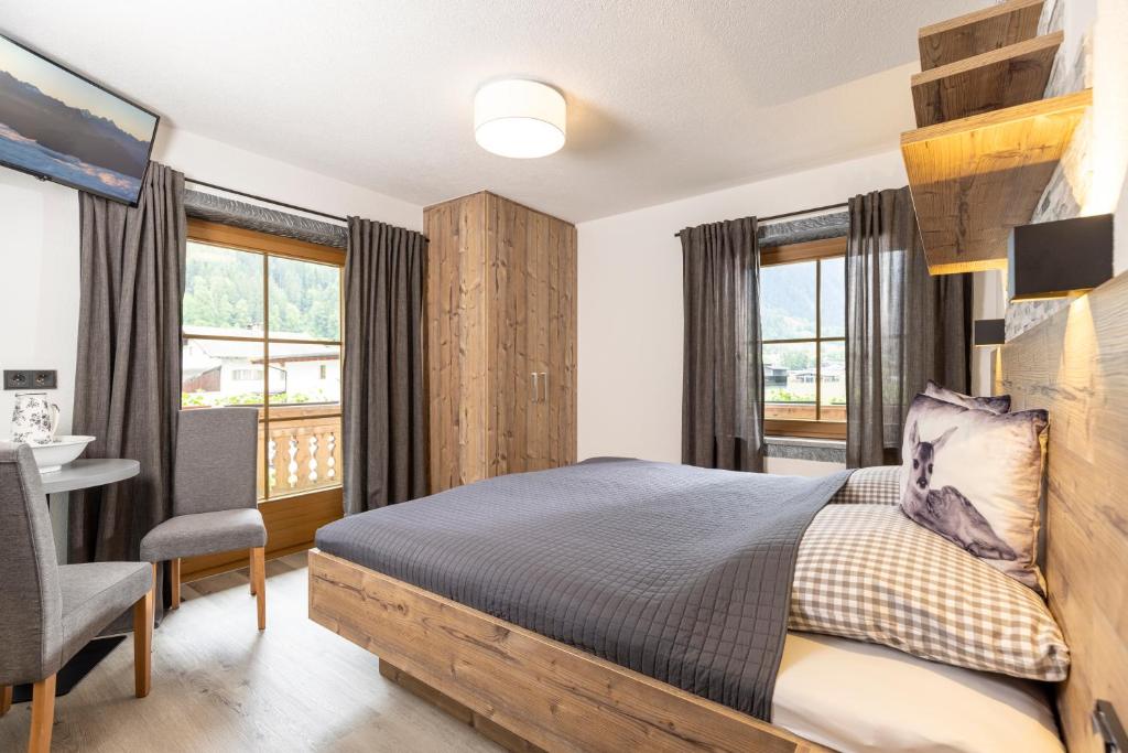 Postel nebo postele na pokoji v ubytování Luxus Apartment Nina mit Zirbenhütte
