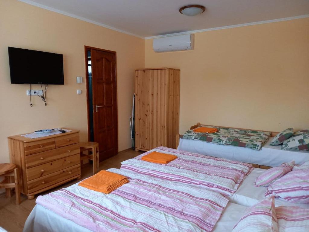 Posteľ alebo postele v izbe v ubytovaní Kertész Apartmanok