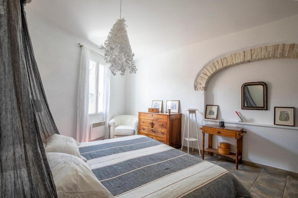 een slaapkamer met een bed, een dressoir en een spiegel bij Maison Ventoux 2 Luxe Calme Central Linge fourni in Malaucène