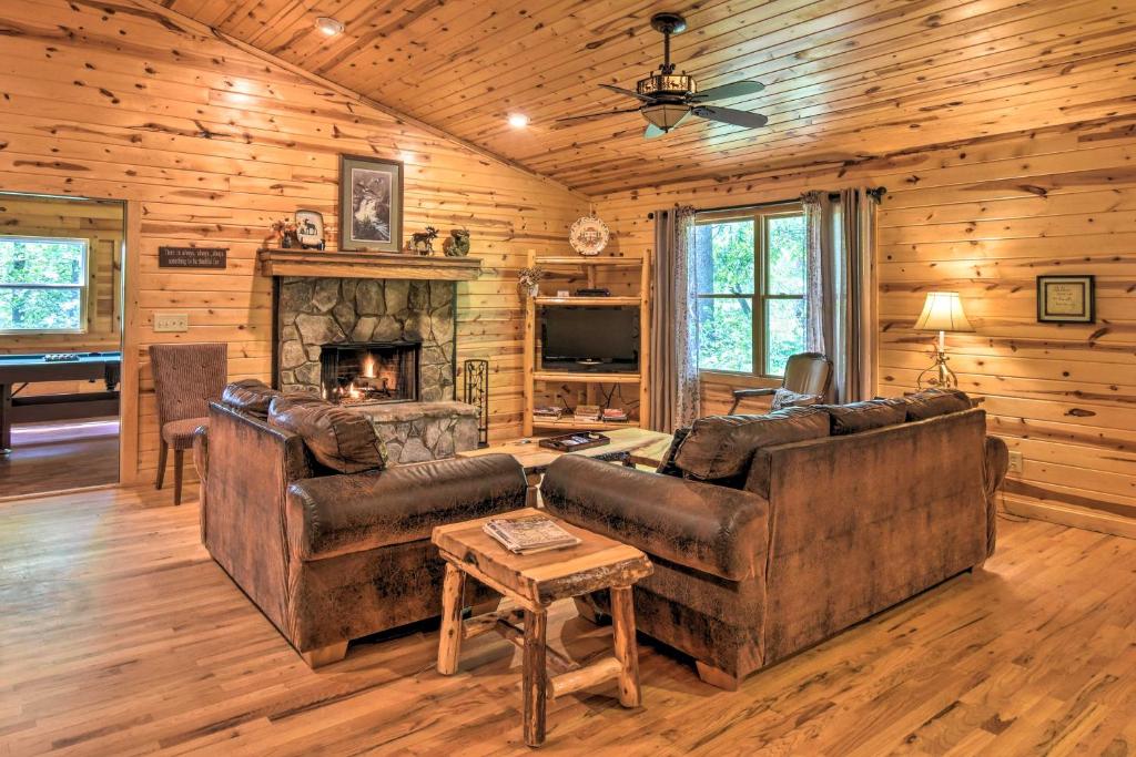 sala de estar con 2 sofás y chimenea en The Mountain View Sautee Mountain Retreat!, en Clarkesville