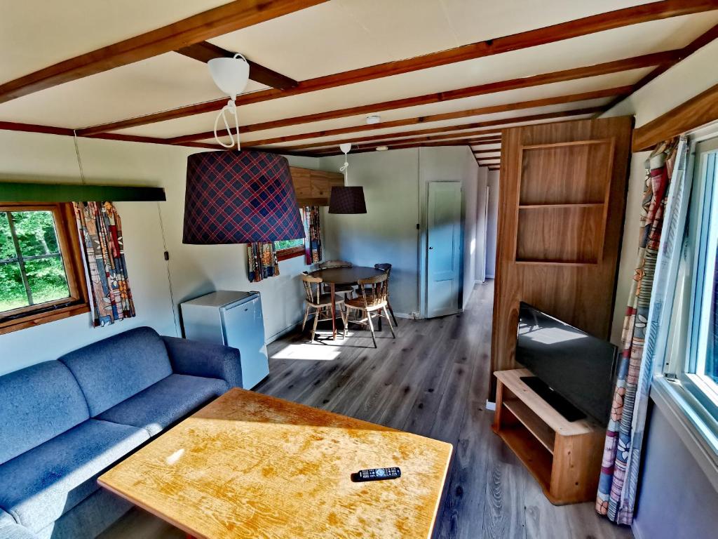 - un salon avec un canapé et une table dans l'établissement Surnadal Camping Brekkøya, à Surnadal