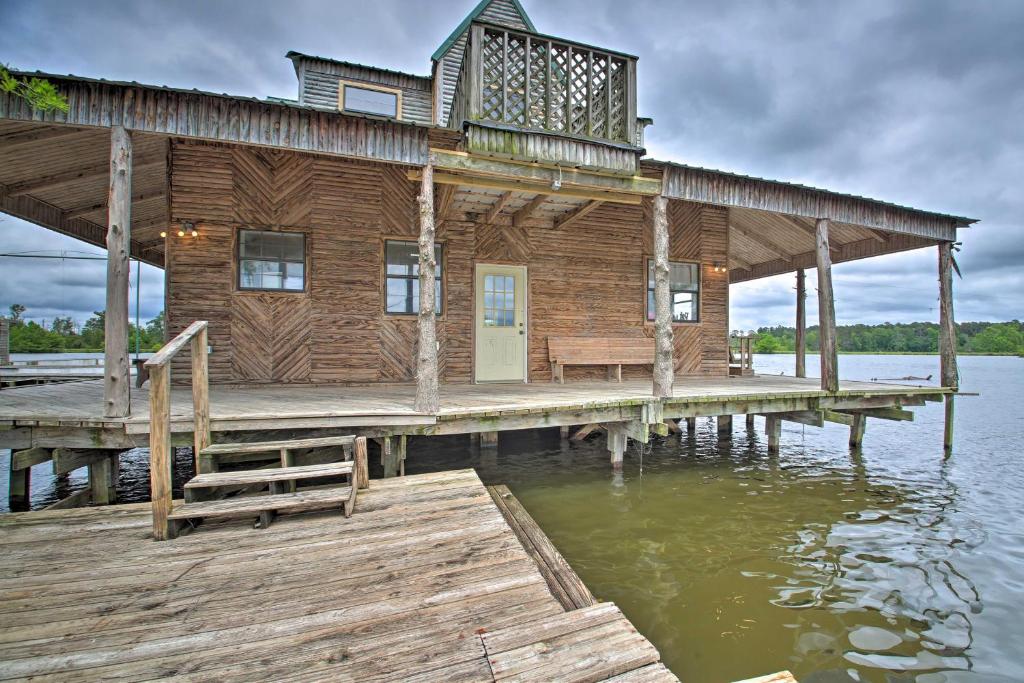 une maison en bois sur un quai sur l'eau dans l'établissement Secluded Anglers Haven - Boat and Fish!, 