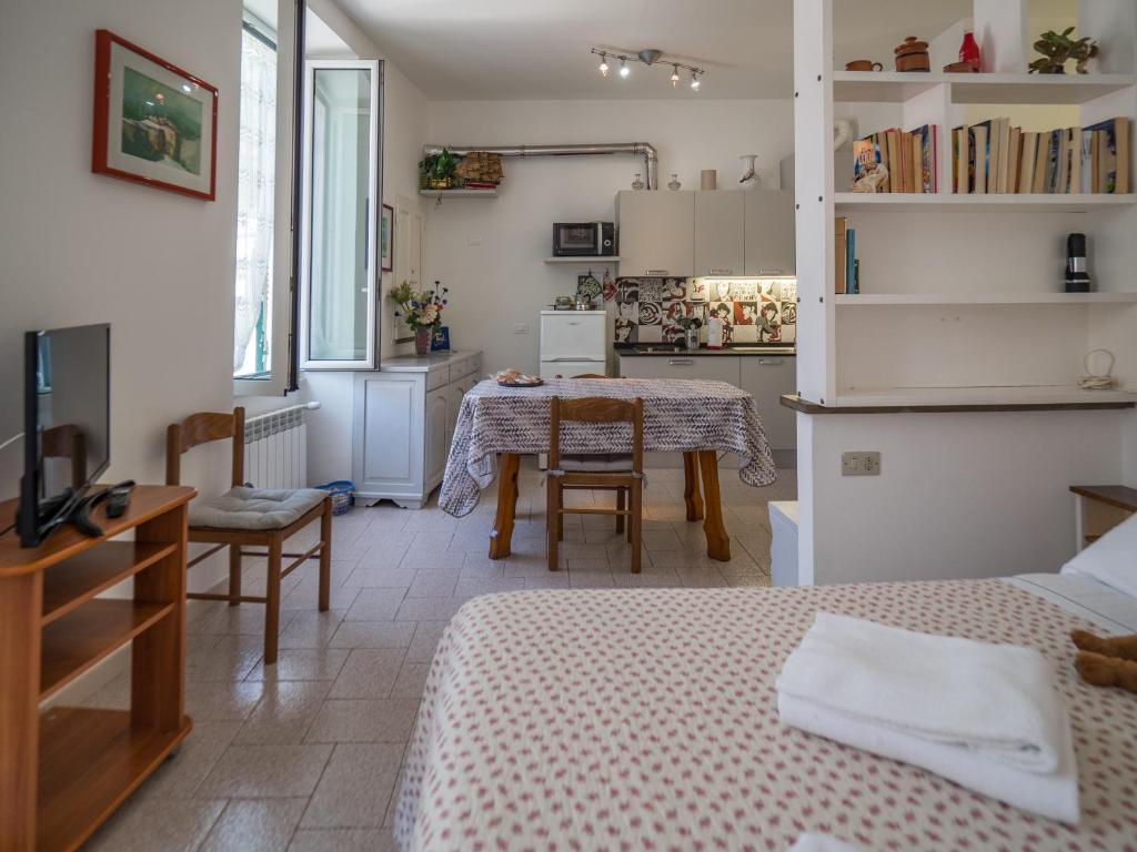 kuchnia i jadalnia ze stołem i krzesłami w obiekcie Nonna Rosetta Traditional Studio w mieście Vernazza