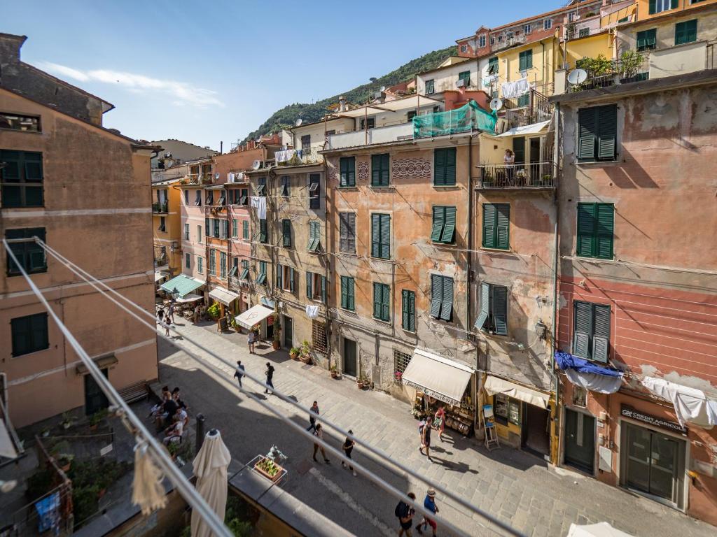 widok na ulicę miejską z budynkami w obiekcie Nonna Rosetta Traditional Studio w mieście Vernazza