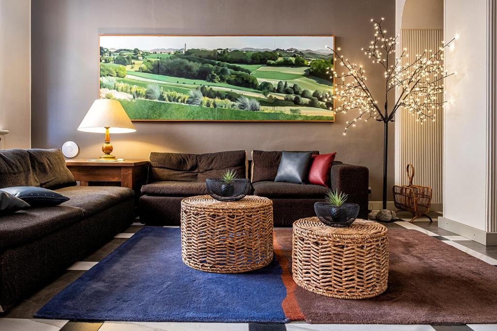 Sala de estar con 2 sofás y 2 mesas en Albergo Cerchi, en Tortona