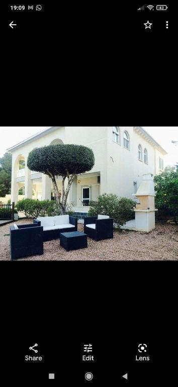 Vonkajšia záhrada v ubytovaní Estrella Del Mar Tranquil and spacious villa, convenient location 3-5 mins' walk to all amenities