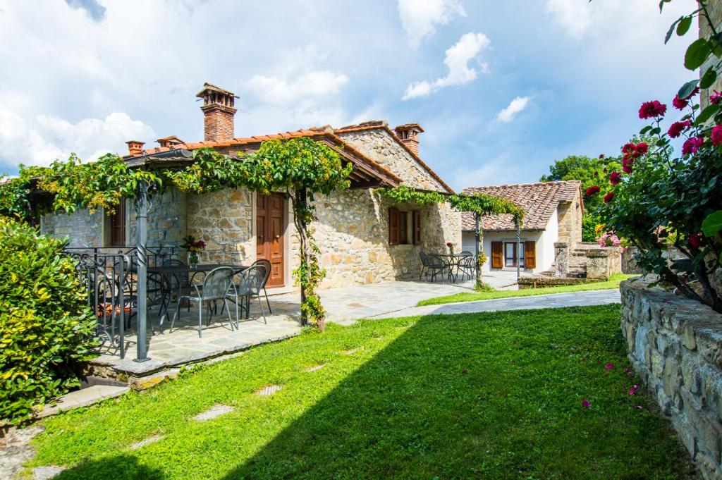 een extern uitzicht op een stenen huis met een tuin bij Podere La Casaccia in Poppi