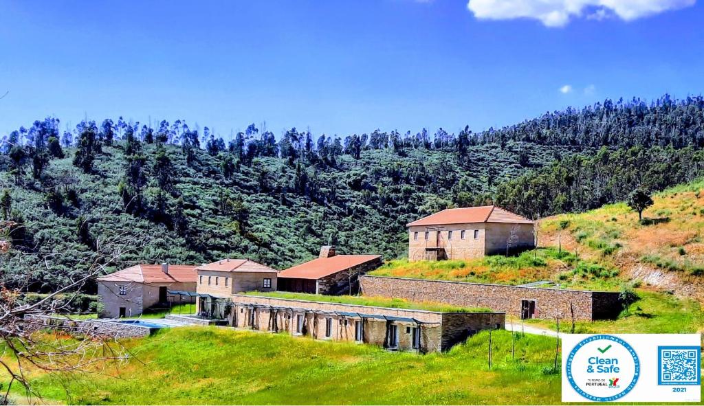 un grupo de edificios en la cima de una colina en Quinta da Caída, en Arcas