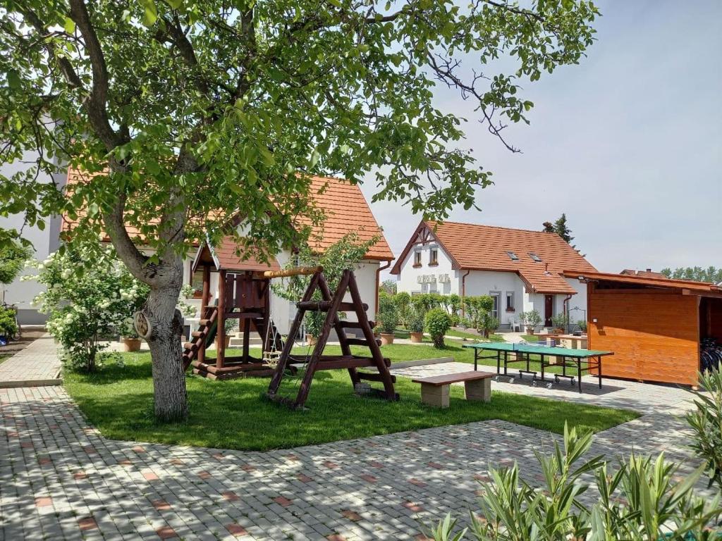 Vonkajšia záhrada v ubytovaní Kertész Apartmanok