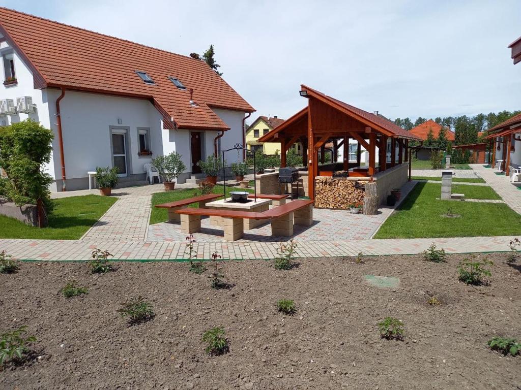 Vonkajšia záhrada v ubytovaní Kertész Apartmanok