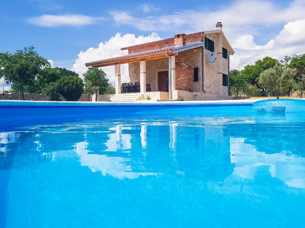 Bazén v ubytovaní Villa Stone Pearl with heated swimming pool alebo v jeho blízkosti