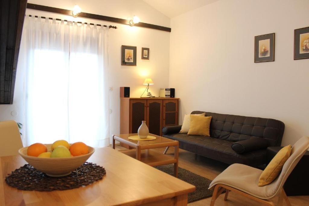 Część wypoczynkowa w obiekcie Apartment in Stinjan with sea view, terrace, air conditioning, WiFi 5018-1