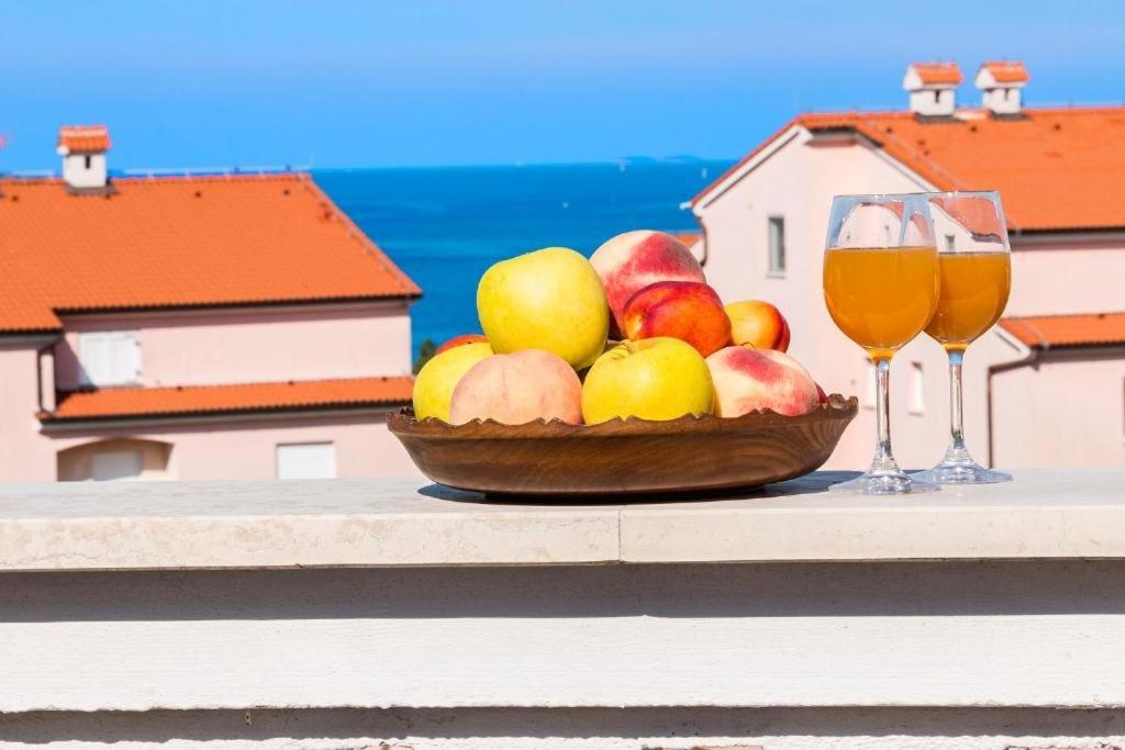 Miska owoców i dwa kieliszki wina w obiekcie Apartment in Stinjan with sea view, terrace, air conditioning, WiFi 5018-1 w Puli