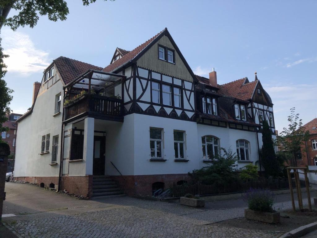 クヴェードリンブルクにあるApartment Oranaの白と黒の古い家(バルコニー付)