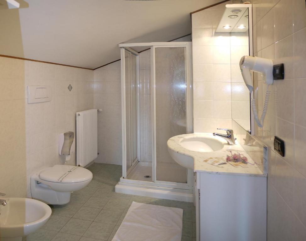 Koupelna v ubytování ALA Hotel